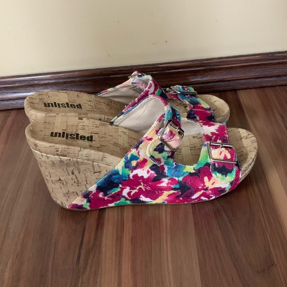 ⛄️CLEARANCE⛄️ 🌟HOST PICK🌟 Unlisted floral wedge sandals - Picture 3 of 7